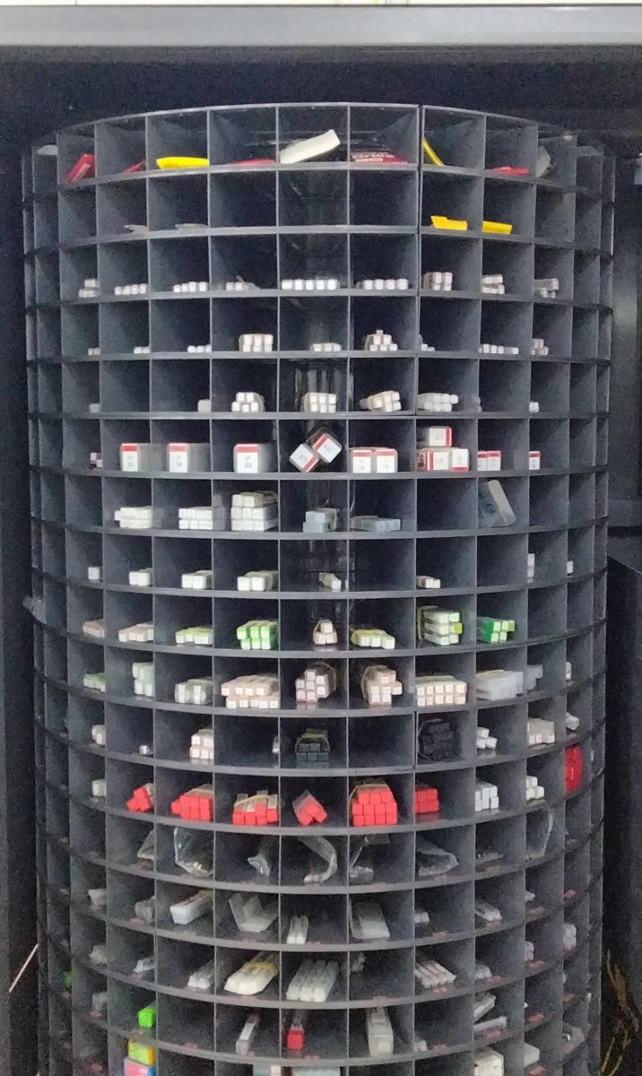 Smart Cabinet OV-700 màn hình cảm ứng và hệ thống nhận diện khuôn mặt